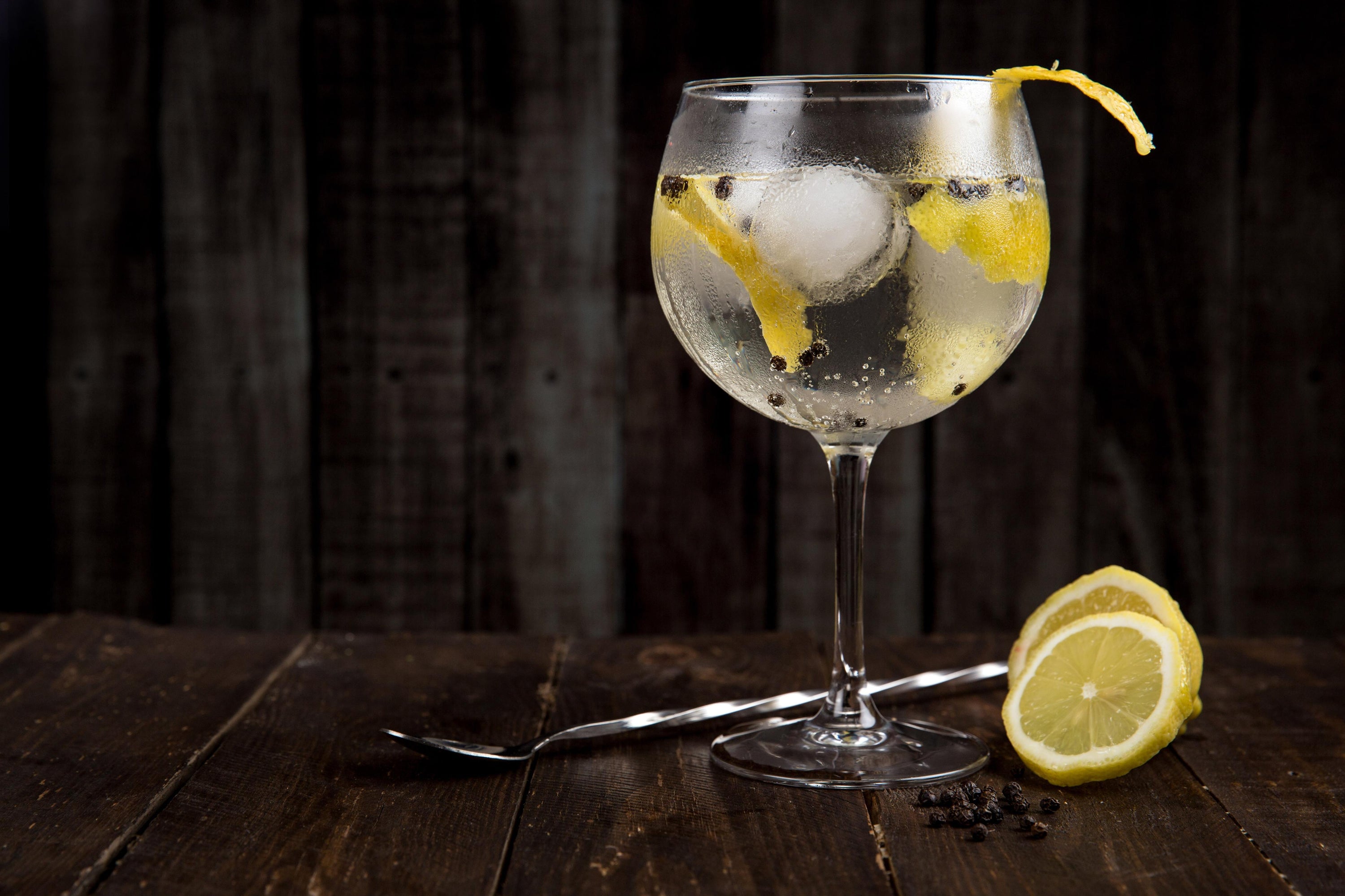 Vodka lemon cocktail in een koud glas met daarin de schil van een citroen