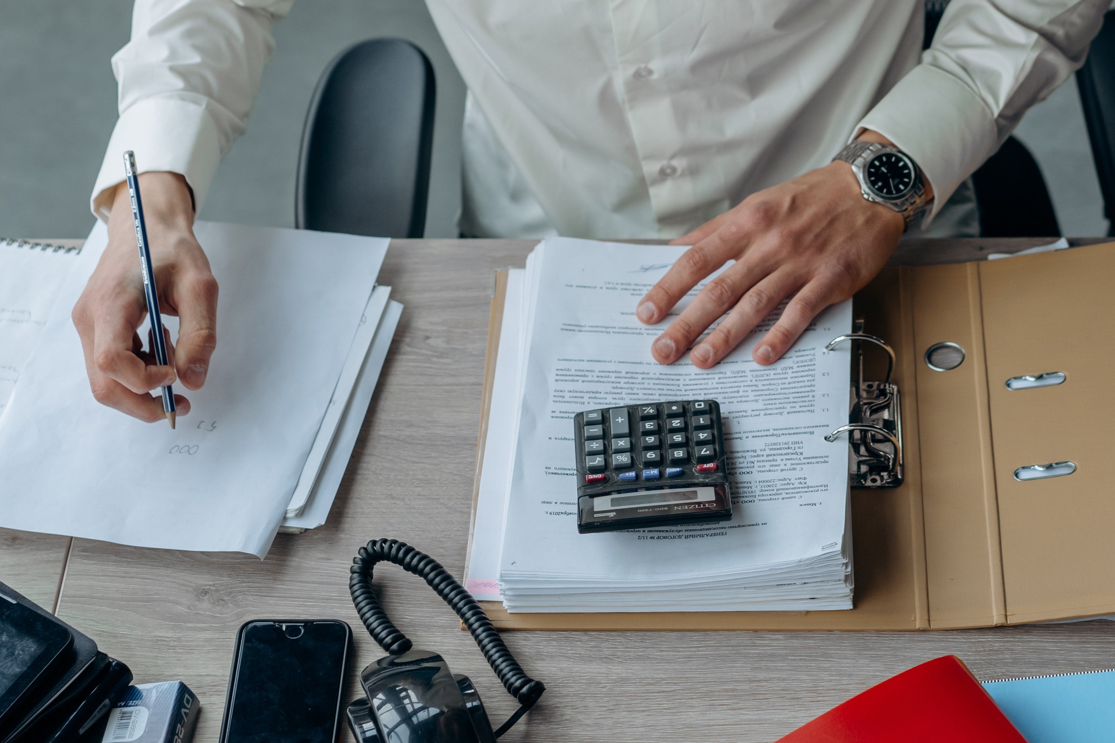 Een expert die bezig is om een offerte op maat te maken voor de klanten