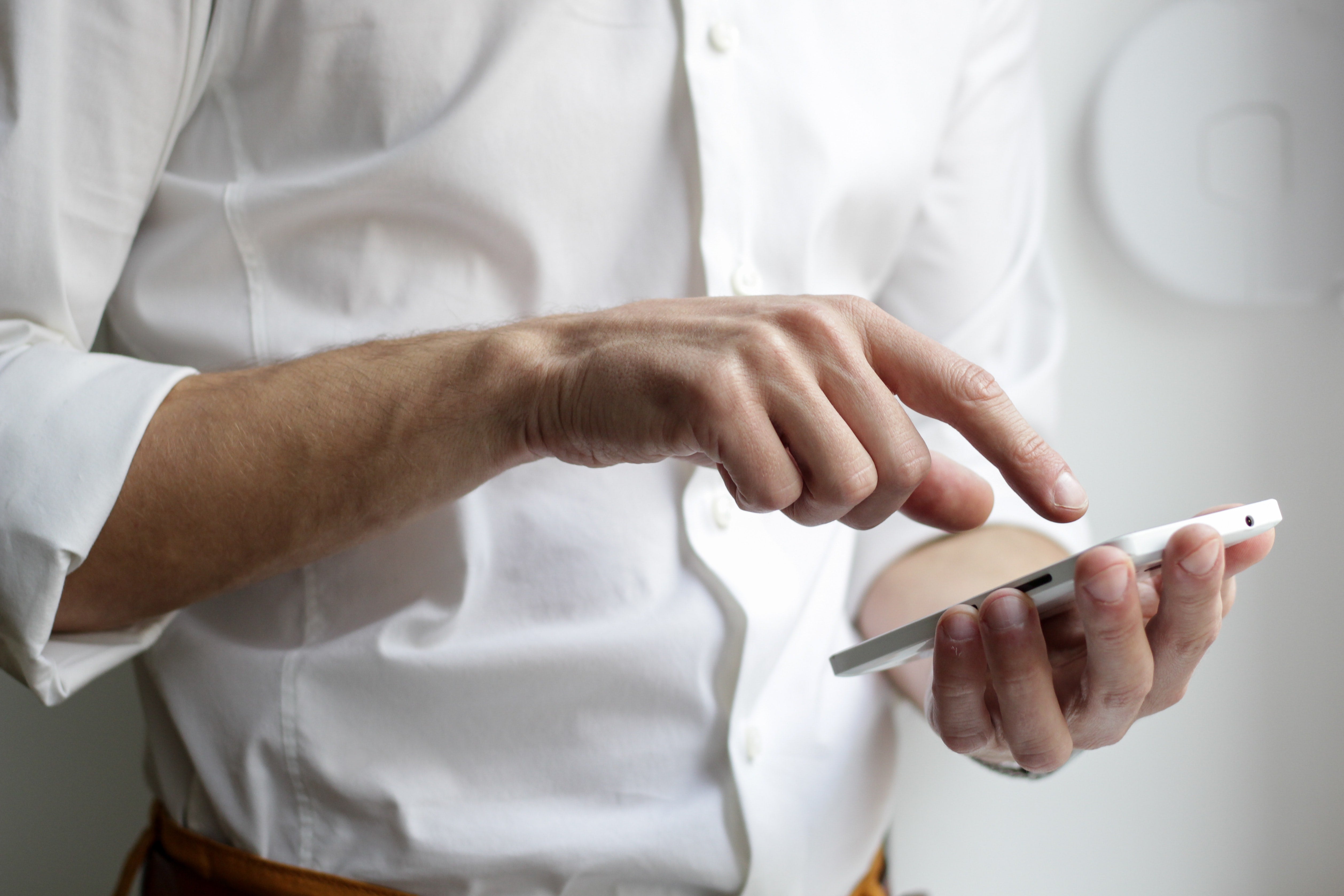 Een deskundige medewerker die klaar staat om alle telefonische vragen van klanten te beantwoorden