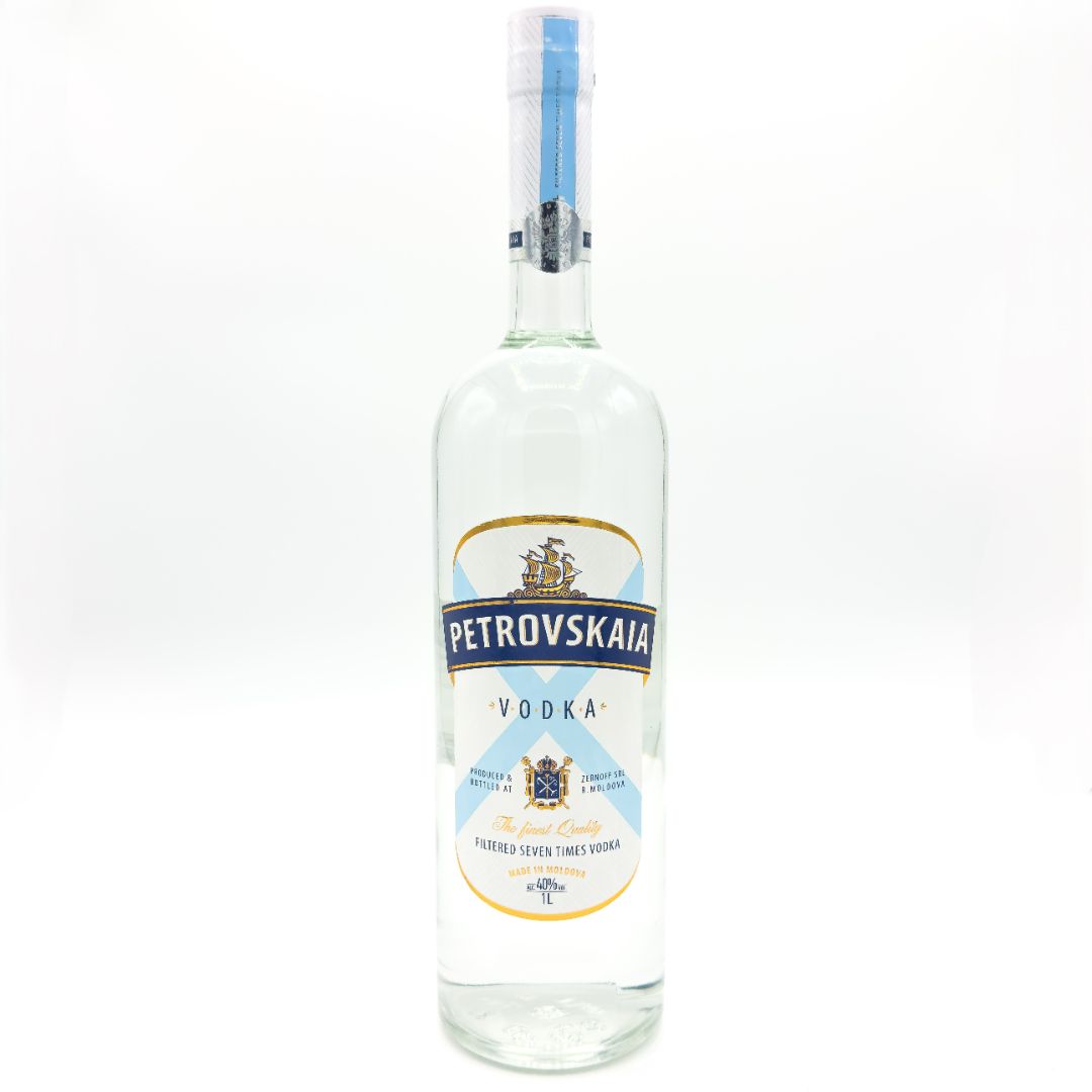 Petrovskaia premium vodka 1 liter fles staand voor een witte achtergrond